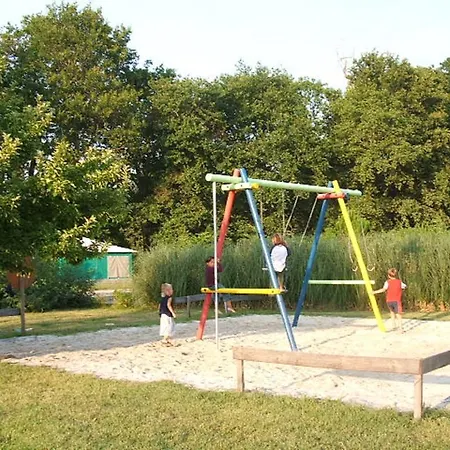 Camping La Chesnays 4*